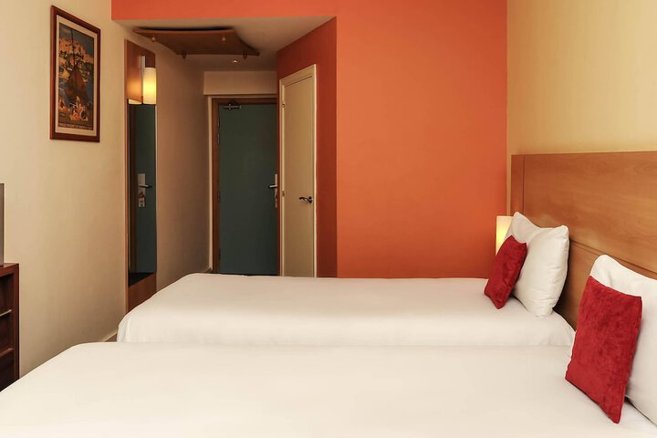 Room 12 of 111