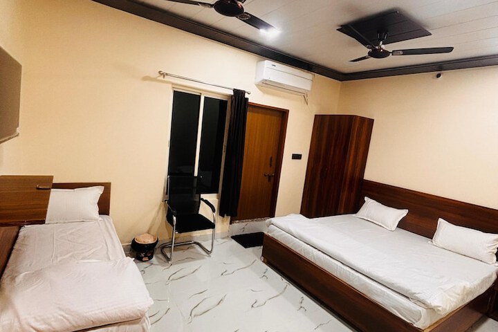 Room 11 of 18