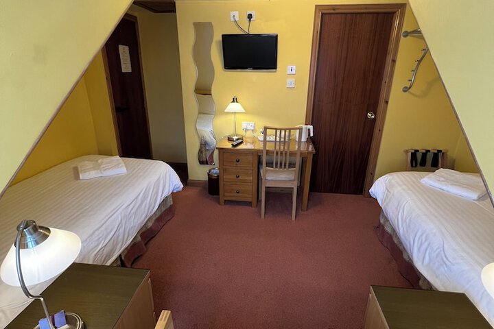 Room 7 of 16