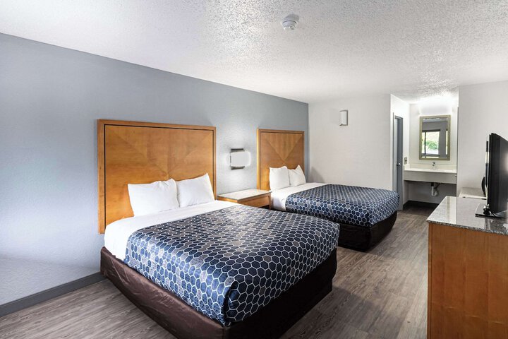 1 Queen Bed Accessible (10 of 25)