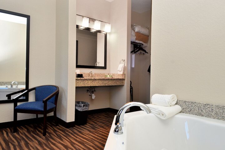 1 King Bed Suite (18 of 44)