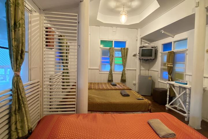 Room 52 of 181