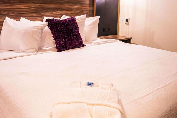 Suite 1 King Bed Living Room Sitting Area Full Kitchen Work Desk Heated Toilet (2 of 3)