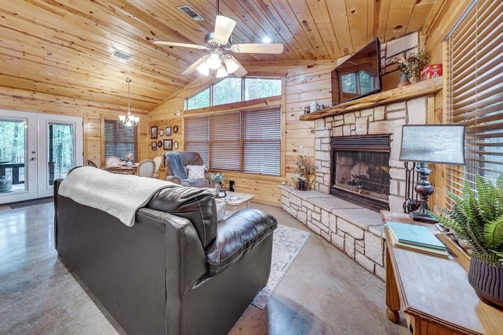 Hot Tub & Deck: Broken Bow azalea House'