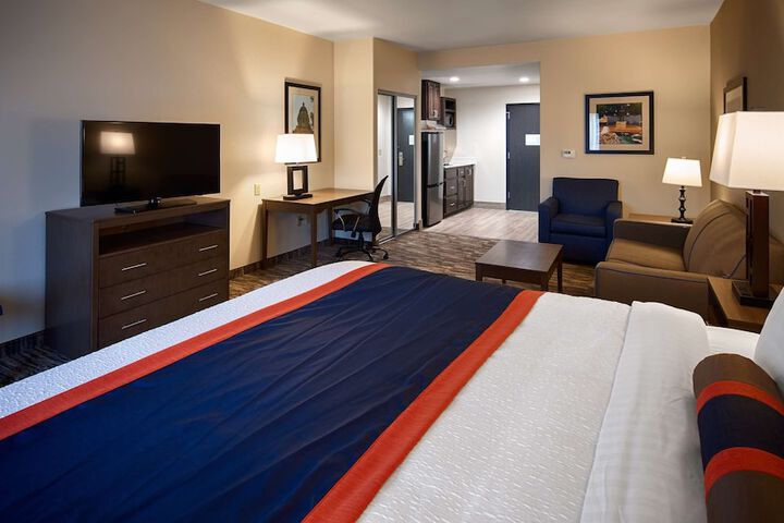 1 King Bed Microwave and Refrigerator WiFi Full Breakfast (10 of 14)
