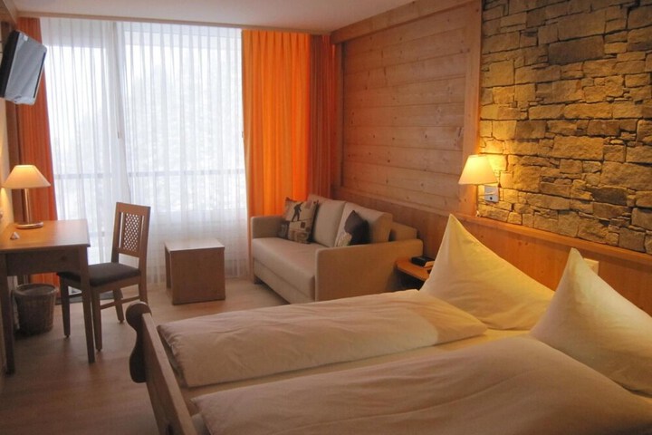 Room 8 of 65