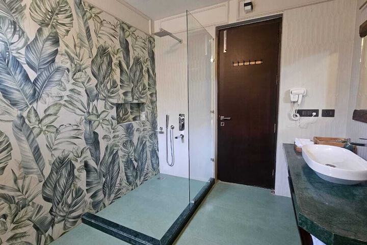 Room 32 of 60
