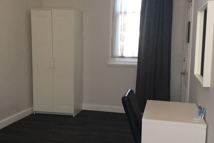Room 4 of 25