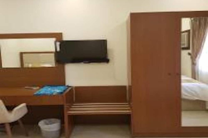 Room 4 of 25