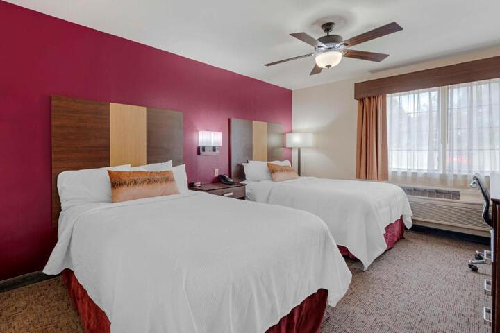 2 Queen Beds Microwave and Refrigerator WiFi Full Breakfast (4 of 12)