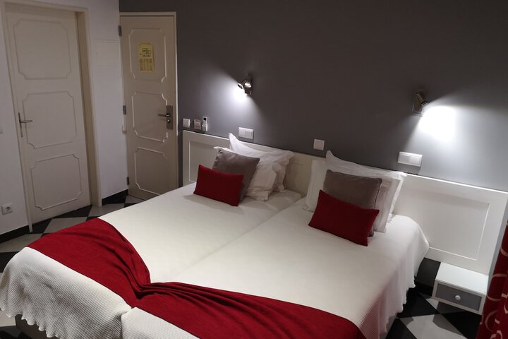 Room 16 of 40