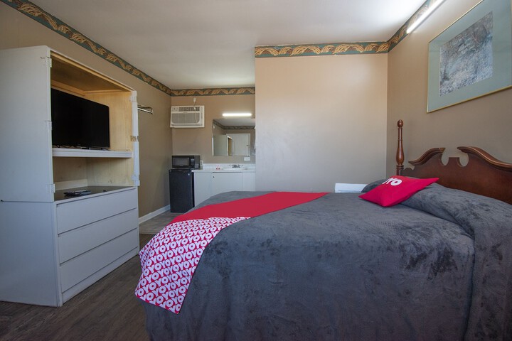 1 Queen Bed (5 of 10)