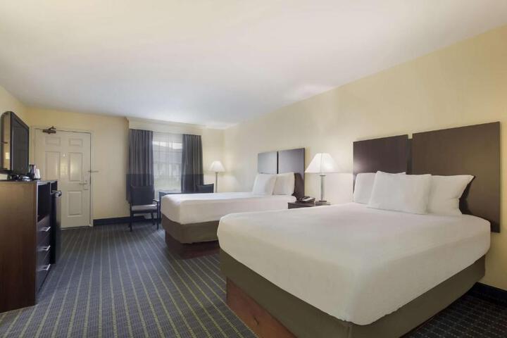 2 Double Beds (14 of 14)