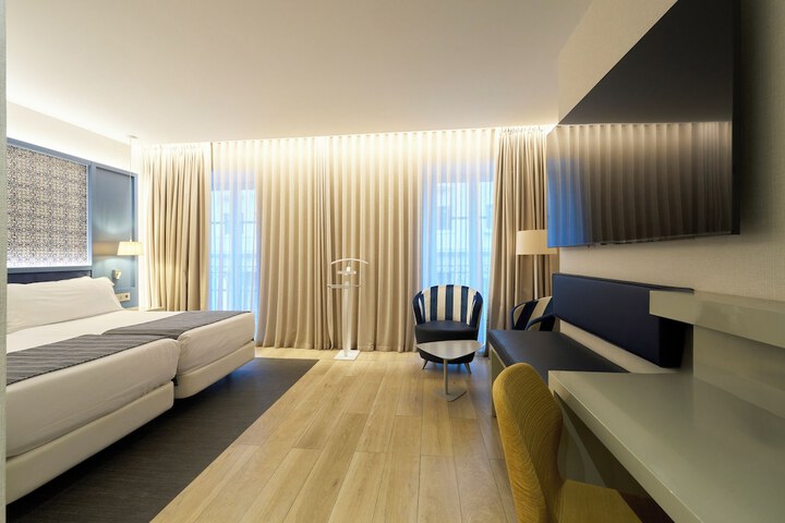 Room 28 of 79