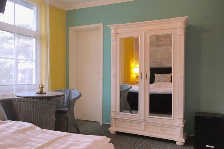 Room 3 of 77