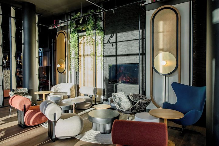 Lounge 11 of 28