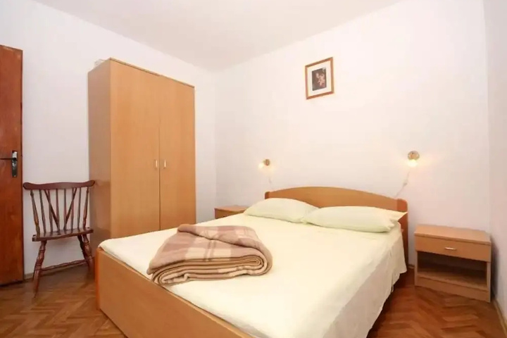 Room 4 of 18