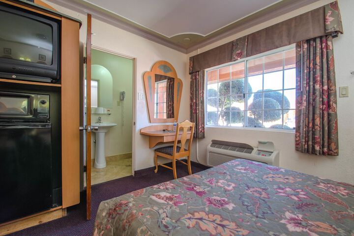 Quadruple with Double Bed (2 of 4)