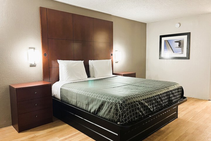 1 King Bed (8 of 29)