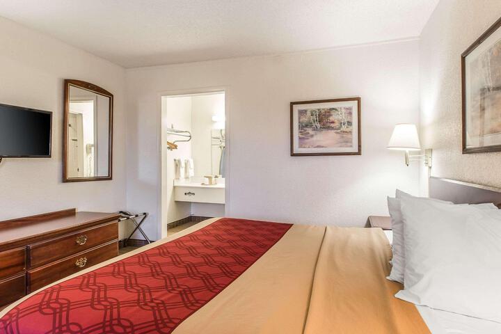 1 King Bed (5 of 25)