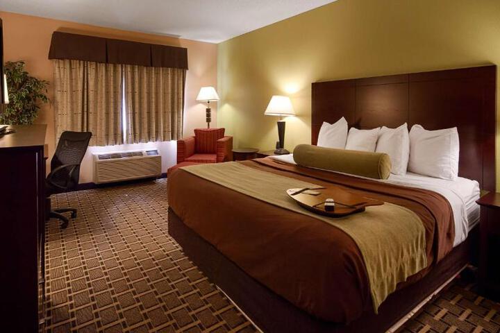 1 King Bed Microwave and Refrigerator WiFi Full Breakfast (2 of 7)