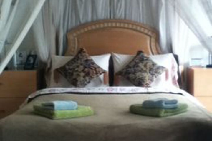 Room 4 of 8