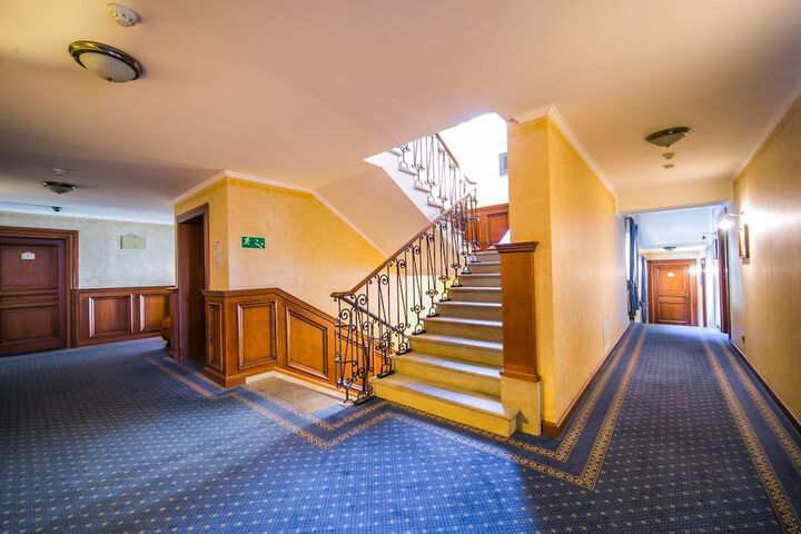 Ballroom/Hall 37 of 42