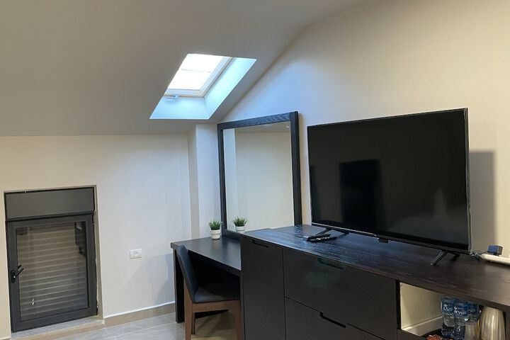 Room 10 of 243