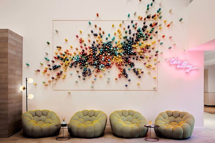 Lobby lounge