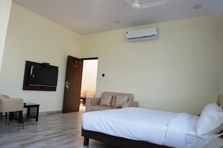 Room 7 of 13