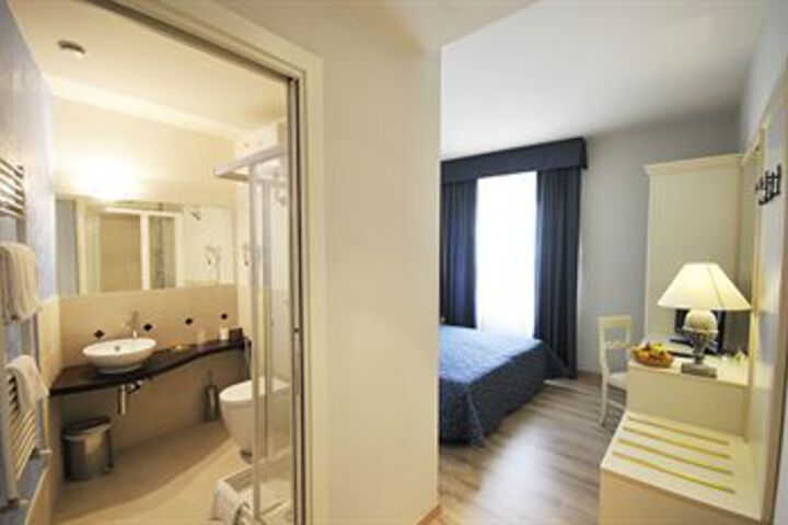 Room 13 of 33
