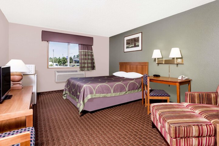 1 Queen Bed (20 of 20)