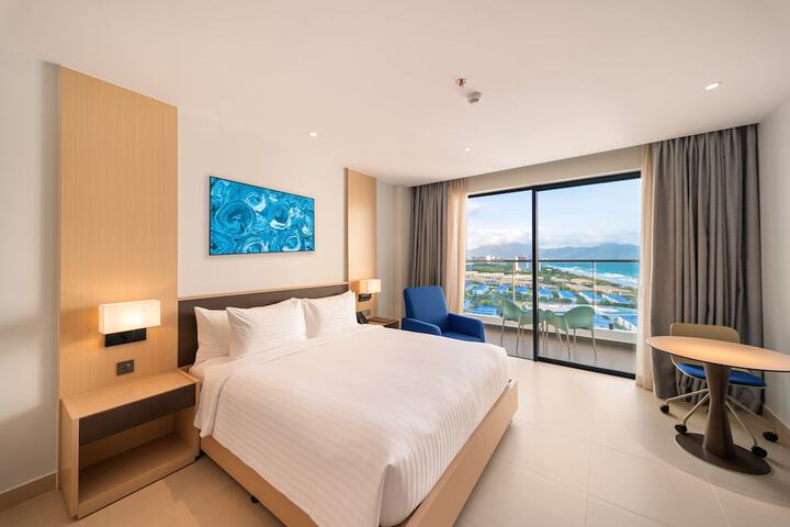 Room 8 of 90