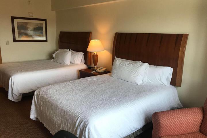 2 Queen Beds (6 of 12)