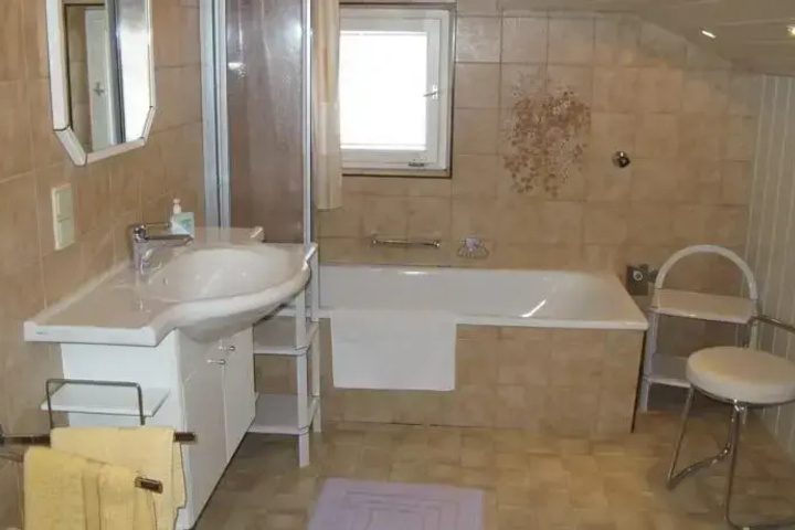Room 6 of 12