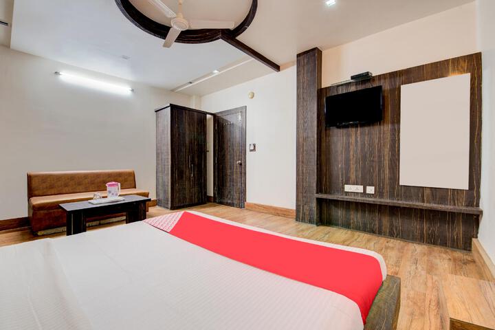 Room 5 of 9
