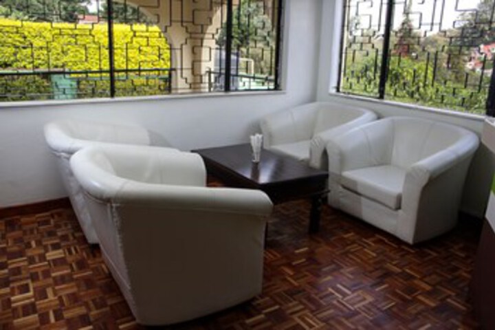 Lounge 10 of 13