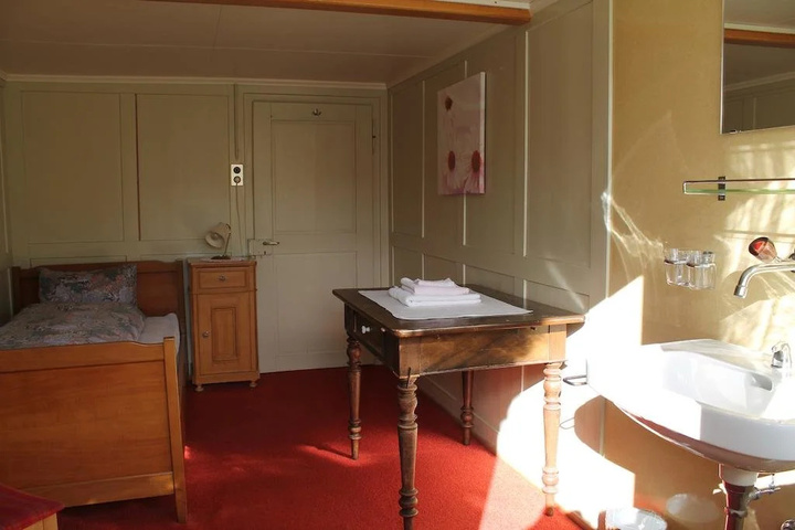 Room 5 of 10