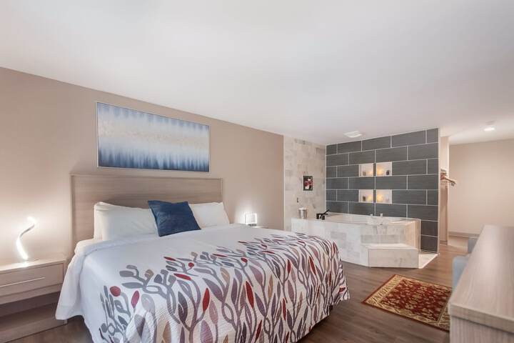 Deluxe King Bed (8 of 18)