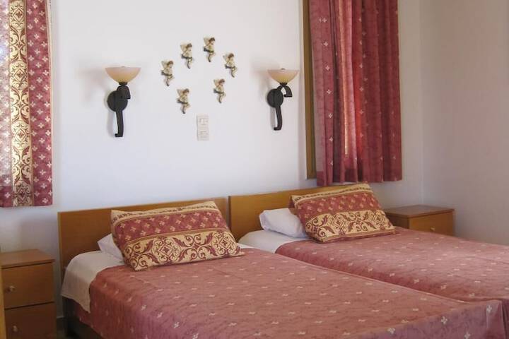 Room 8 of 33