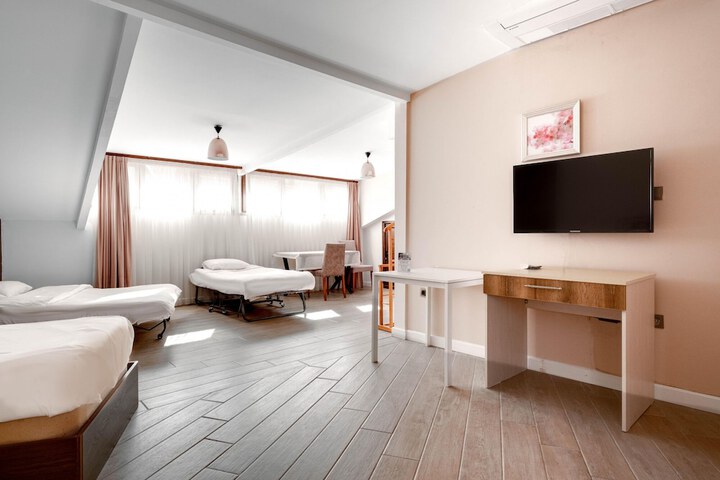 Room 8 of 32