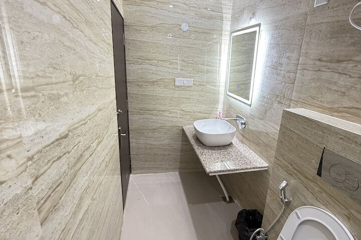 Room 5 of 9