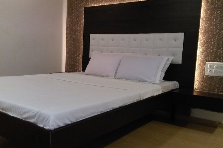 Room 6 of 25