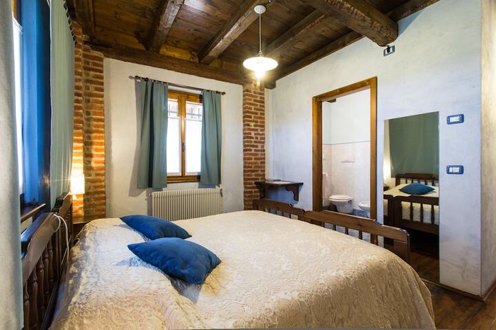 Room 4 of 24