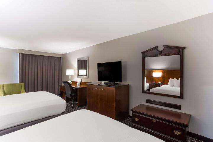 2 Queen Beds (2 of 9)