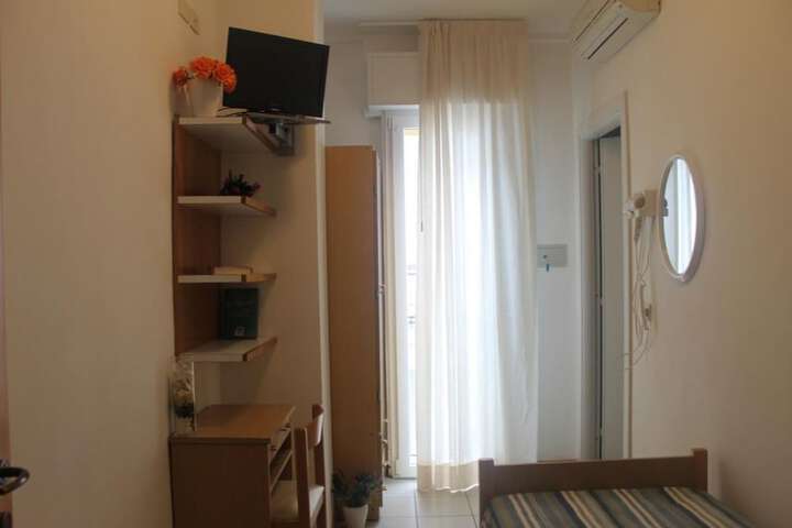 Room 14 of 33