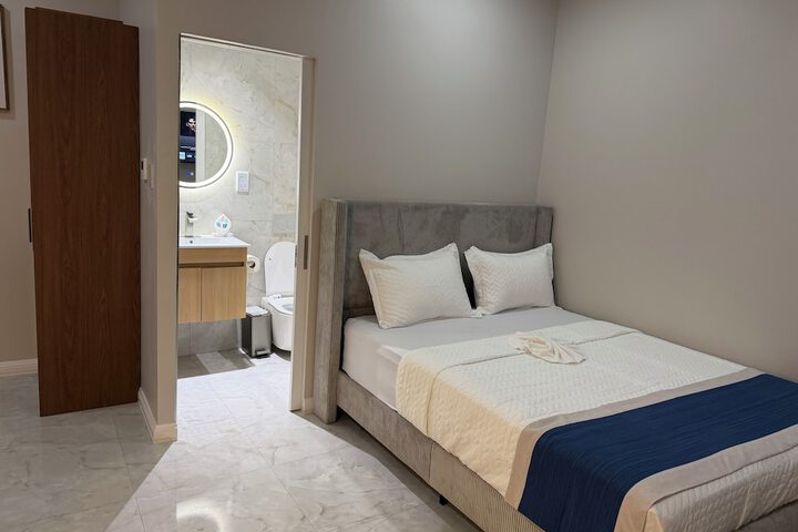 Room 6 of 16