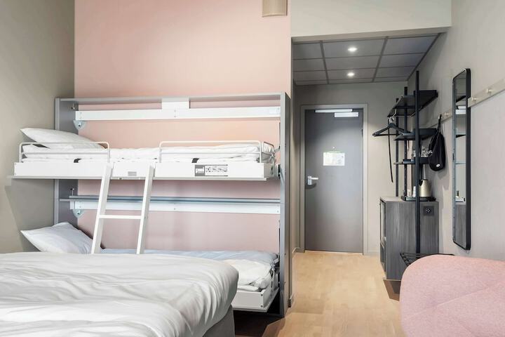 Room 13 of 37