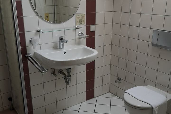 Room 3 of 8