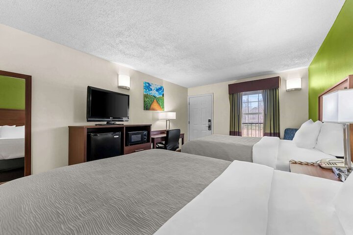 2 Double Beds (3 of 7)